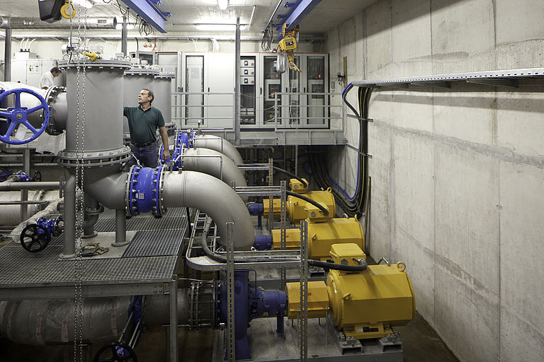 Redundant lake-water pumps and self-cleaning filters.